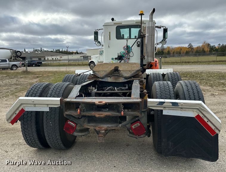 image for item DW4335 2007 International 9200i semi truck