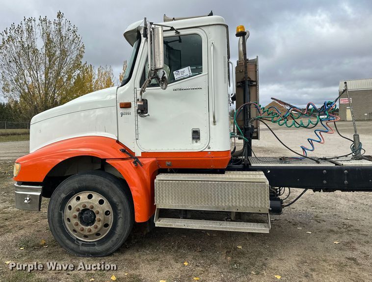 image for item DW4335 2007 International 9200i semi truck