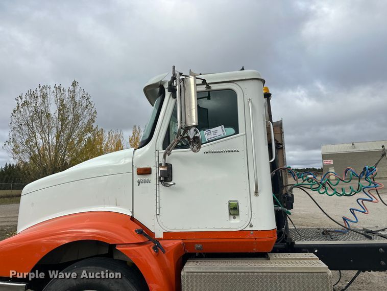 image for item DW4335 2007 International 9200i semi truck