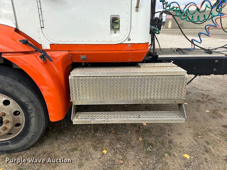 image for item DW4335 2007 International 9200i semi truck