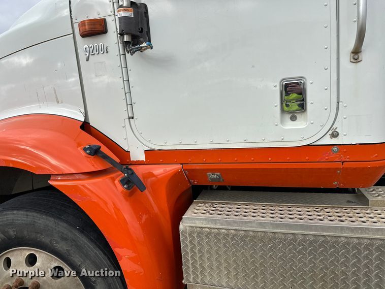 image for item DW4335 2007 International 9200i semi truck