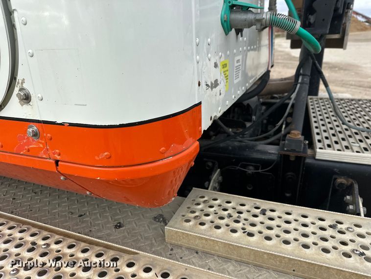 image for item DW4335 2007 International 9200i semi truck