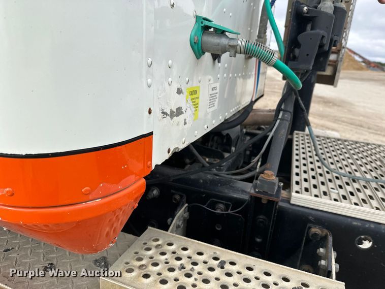 image for item DW4335 2007 International 9200i semi truck