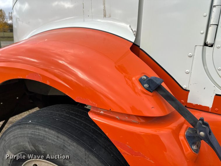 image for item DW4335 2007 International 9200i semi truck