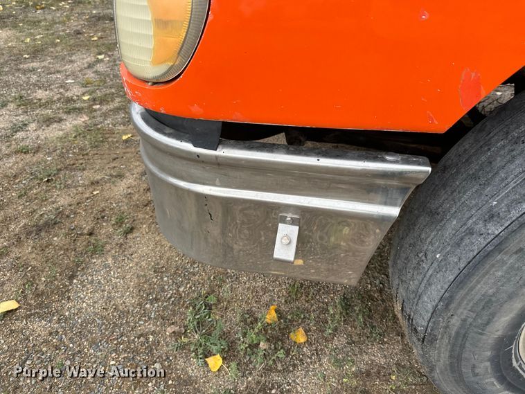 image for item DW4335 2007 International 9200i semi truck