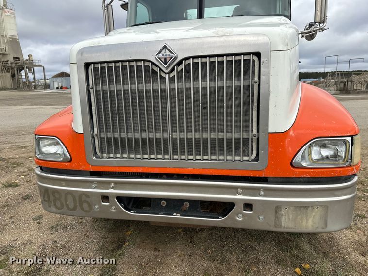 image for item DW4335 2007 International 9200i semi truck