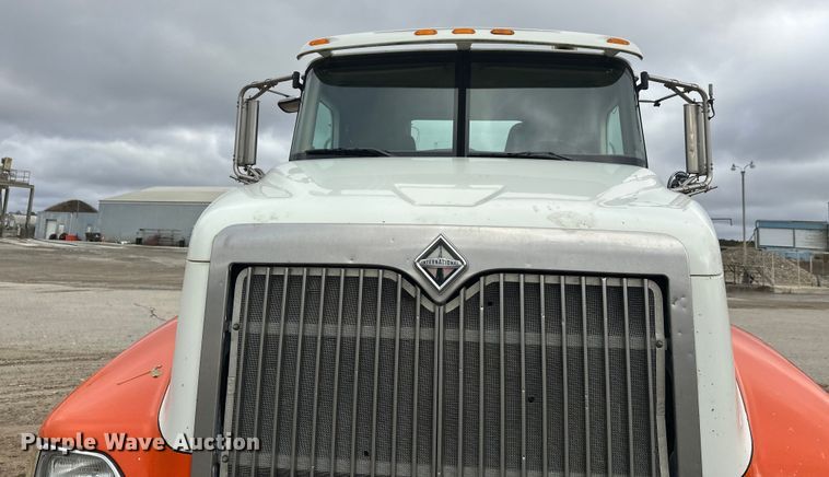 image for item DW4335 2007 International 9200i semi truck
