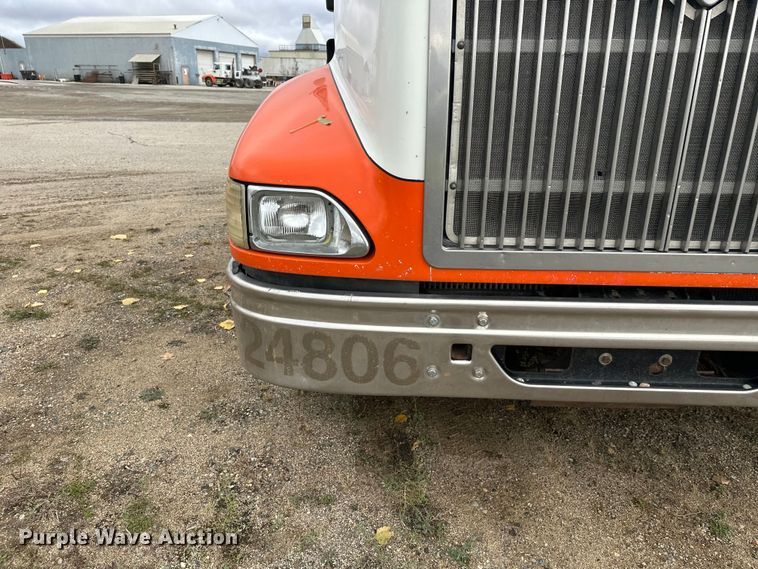 image for item DW4335 2007 International 9200i semi truck