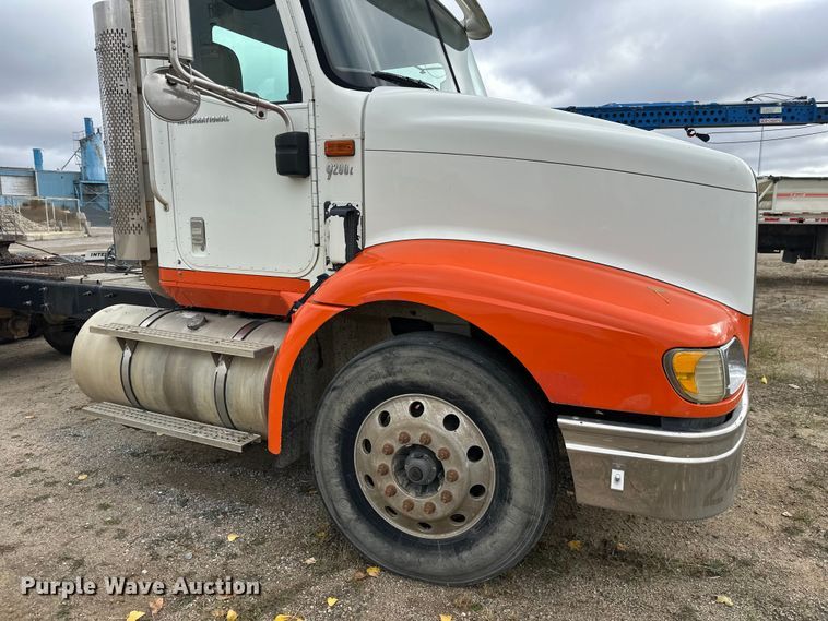 image for item DW4335 2007 International 9200i semi truck
