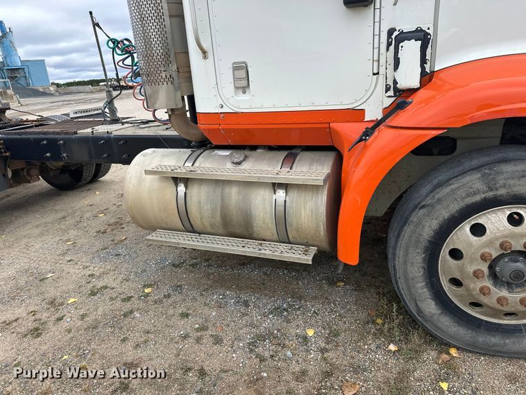 image for item DW4335 2007 International 9200i semi truck