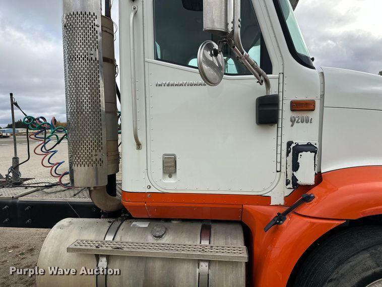 image for item DW4335 2007 International 9200i semi truck