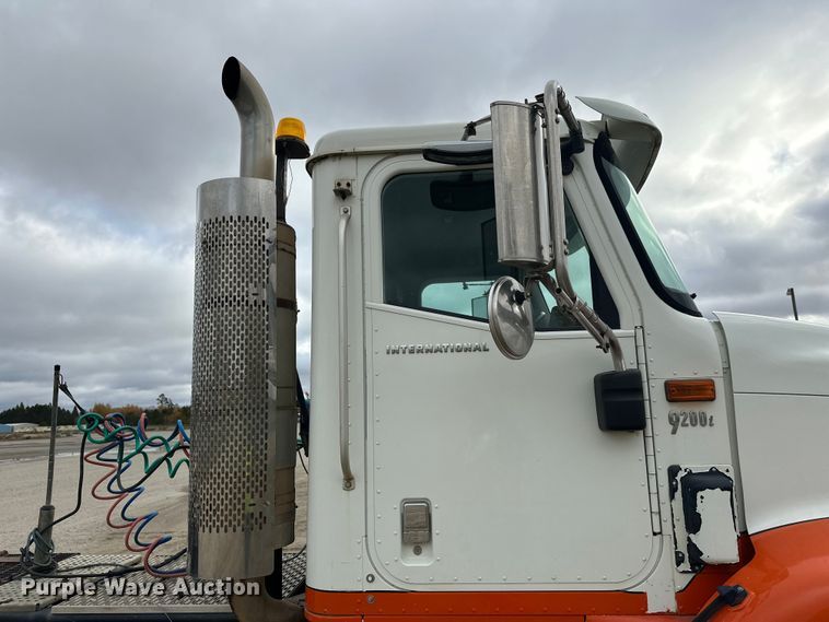 image for item DW4335 2007 International 9200i semi truck