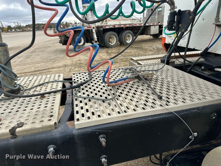 image for item DW4335 2007 International 9200i semi truck