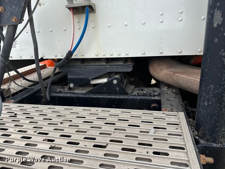 image for item DW4335 2007 International 9200i semi truck