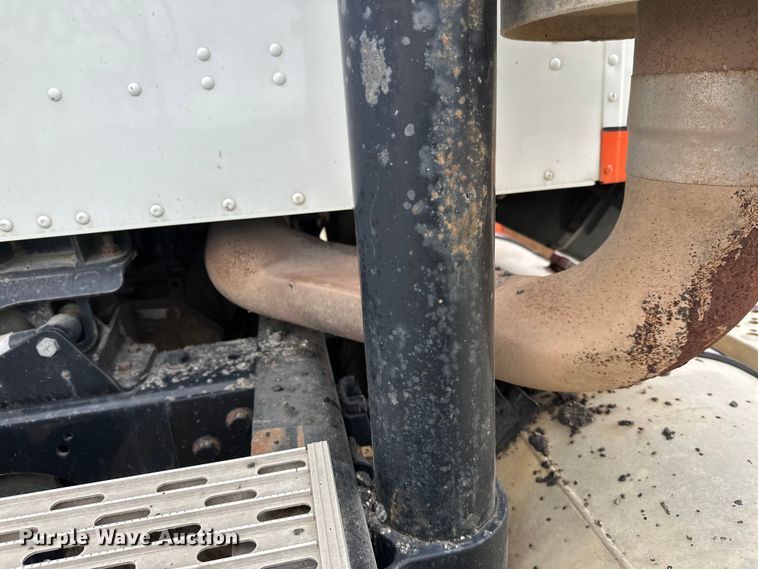 image for item DW4335 2007 International 9200i semi truck