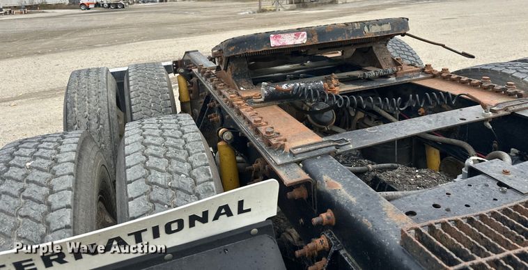 image for item DW4335 2007 International 9200i semi truck