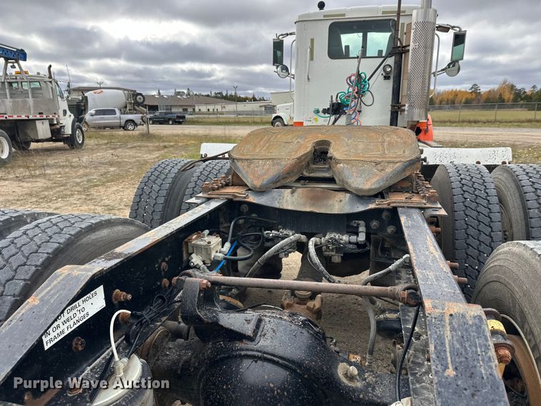 image for item DW4335 2007 International 9200i semi truck