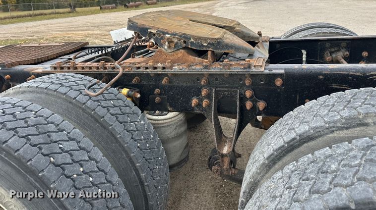 image for item DW4335 2007 International 9200i semi truck