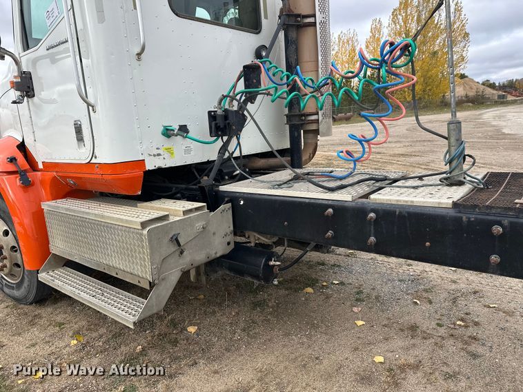 image for item DW4335 2007 International 9200i semi truck