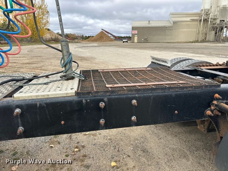 image for item DW4335 2007 International 9200i semi truck