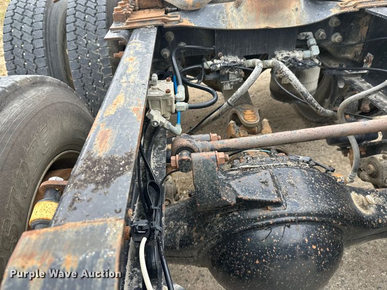 image for item DW4335 2007 International 9200i semi truck