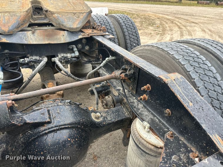 image for item DW4335 2007 International 9200i semi truck