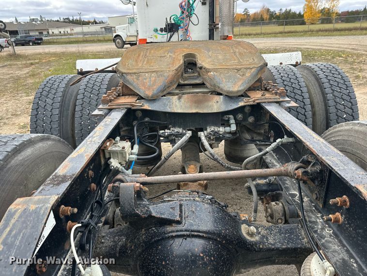 image for item DW4335 2007 International 9200i semi truck