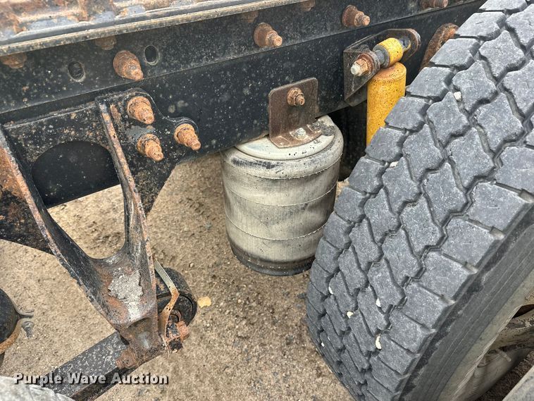 image for item DW4335 2007 International 9200i semi truck