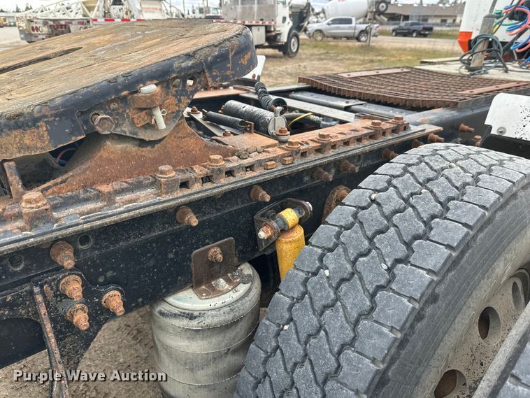 image for item DW4335 2007 International 9200i semi truck