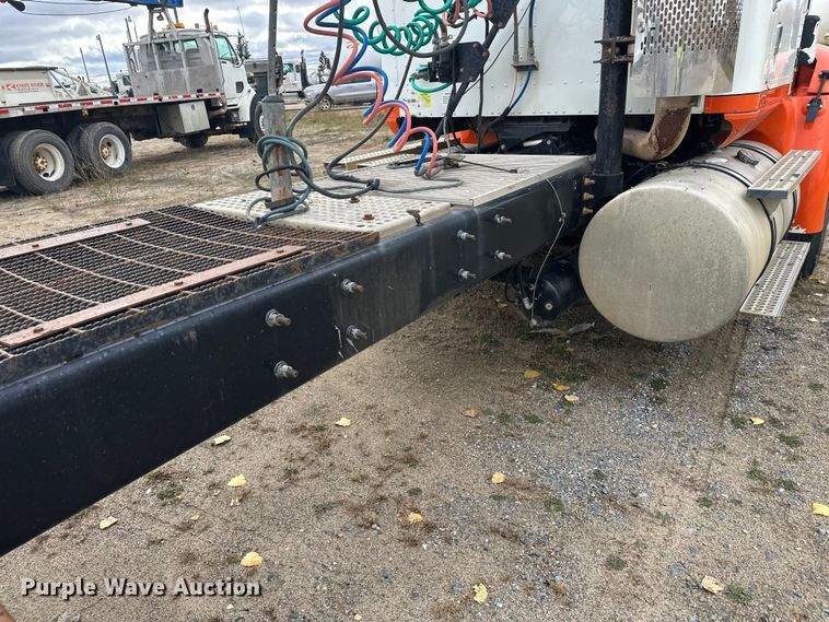 image for item DW4335 2007 International 9200i semi truck