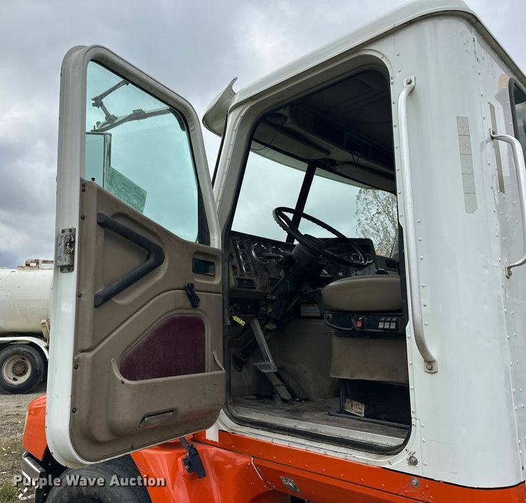 image for item DW4335 2007 International 9200i semi truck