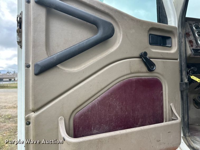 image for item DW4335 2007 International 9200i semi truck