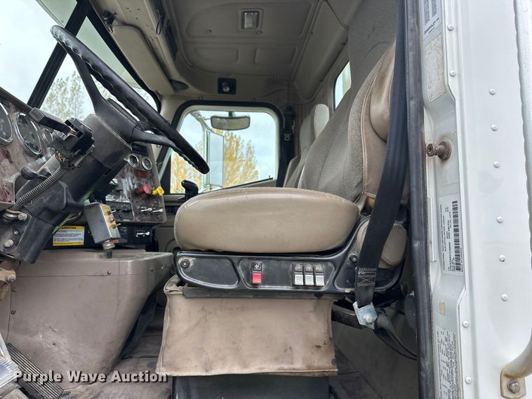 image for item DW4335 2007 International 9200i semi truck