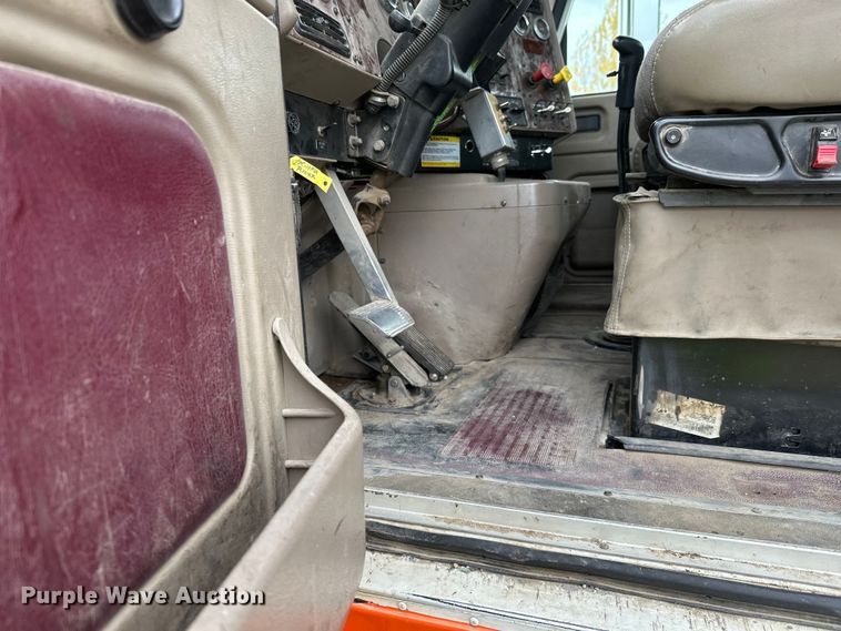 image for item DW4335 2007 International 9200i semi truck