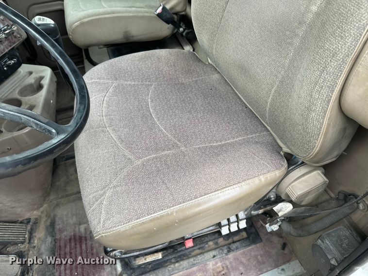 image for item DW4335 2007 International 9200i semi truck