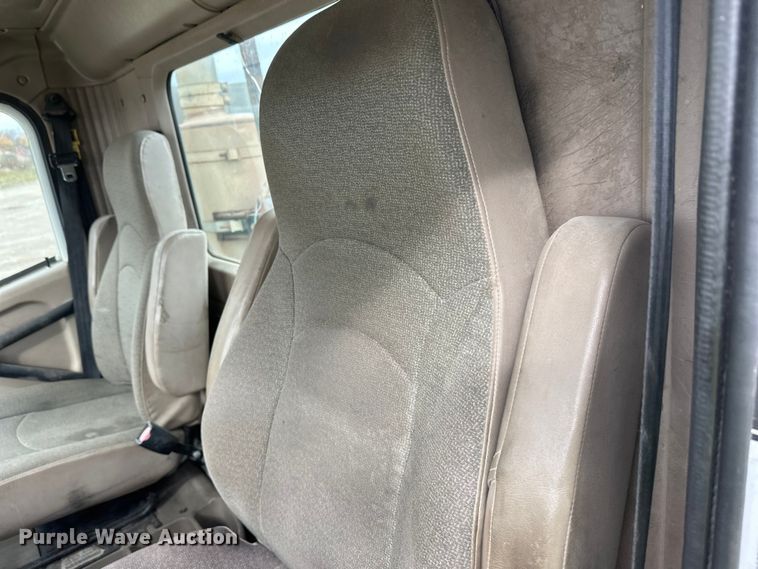 image for item DW4335 2007 International 9200i semi truck