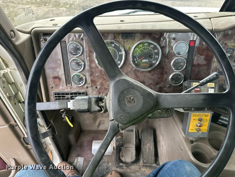 image for item DW4335 2007 International 9200i semi truck