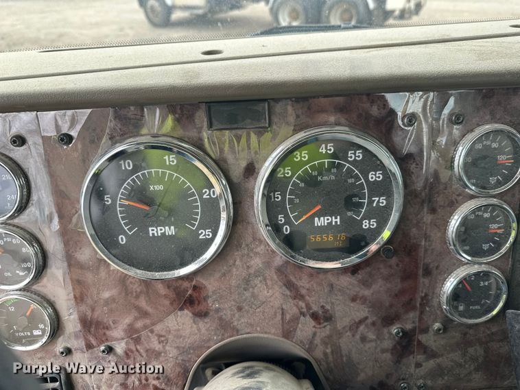 image for item DW4335 2007 International 9200i semi truck