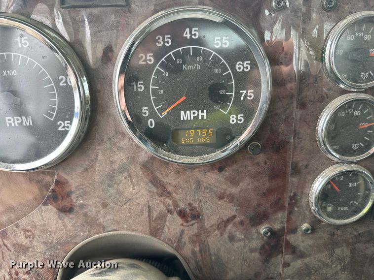 image for item DW4335 2007 International 9200i semi truck