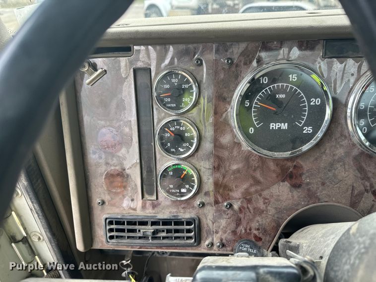 image for item DW4335 2007 International 9200i semi truck