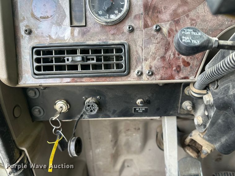 image for item DW4335 2007 International 9200i semi truck