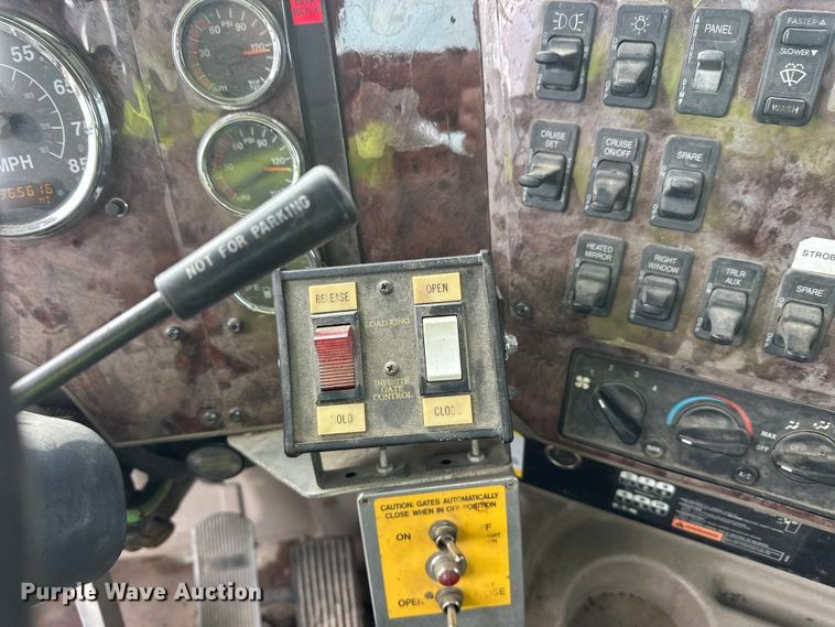 image for item DW4335 2007 International 9200i semi truck