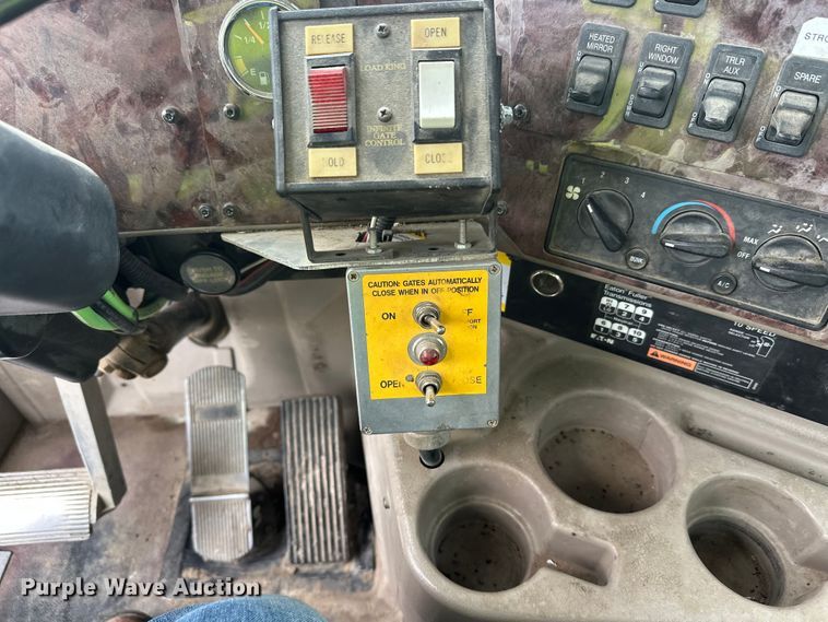 image for item DW4335 2007 International 9200i semi truck