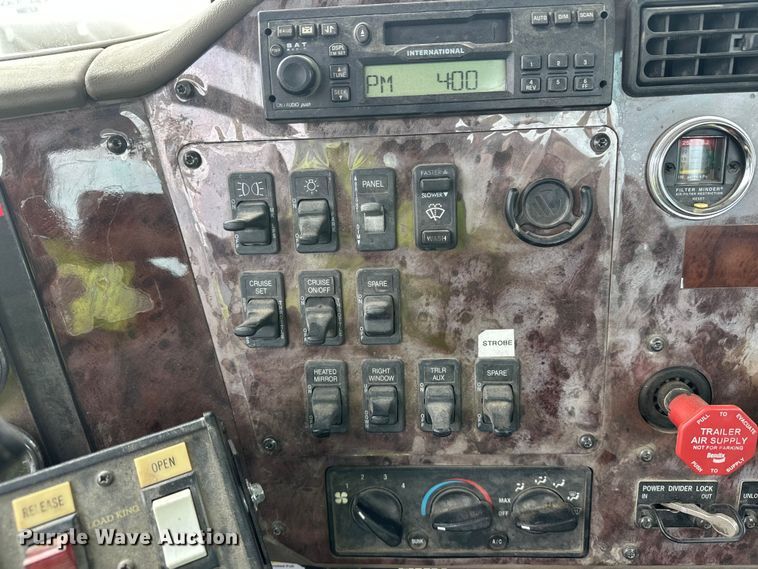 image for item DW4335 2007 International 9200i semi truck