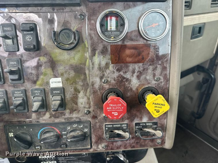 image for item DW4335 2007 International 9200i semi truck