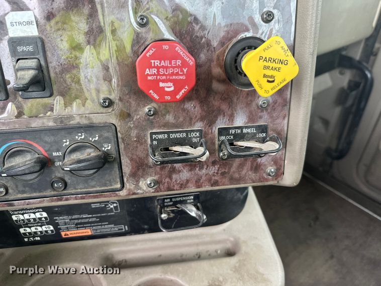 image for item DW4335 2007 International 9200i semi truck