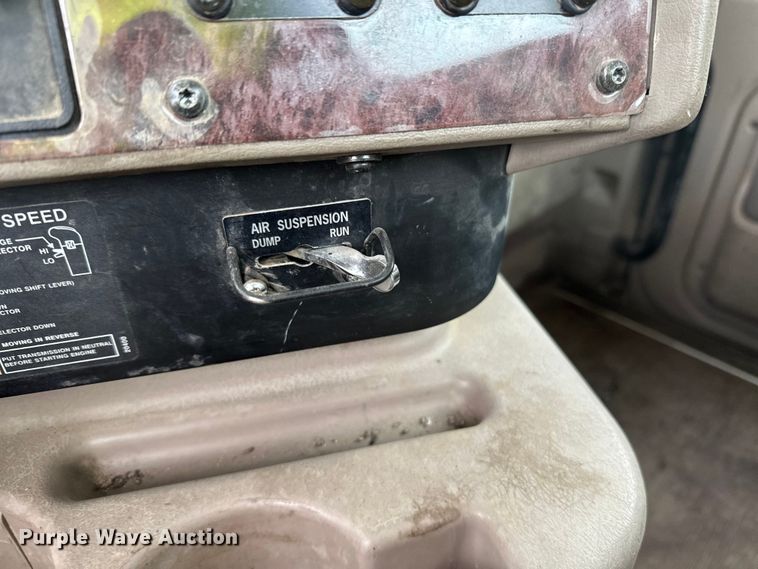 image for item DW4335 2007 International 9200i semi truck