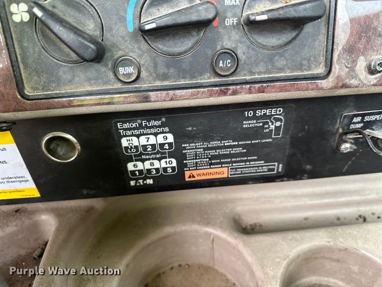 image for item DW4335 2007 International 9200i semi truck