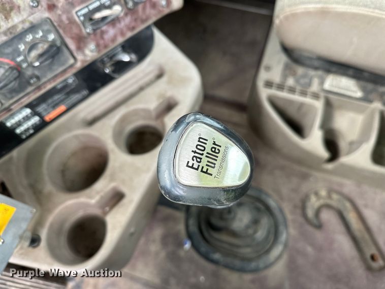 image for item DW4335 2007 International 9200i semi truck