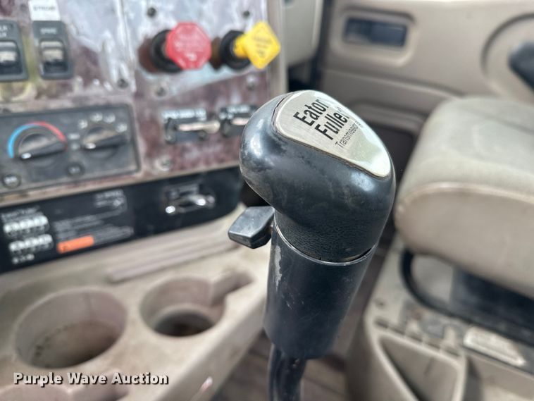 image for item DW4335 2007 International 9200i semi truck